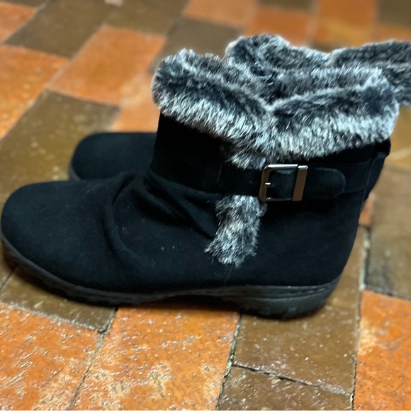 Khombu size 8M black buck and fur ankle boots. No stains or damage. - Picture 2 of 7